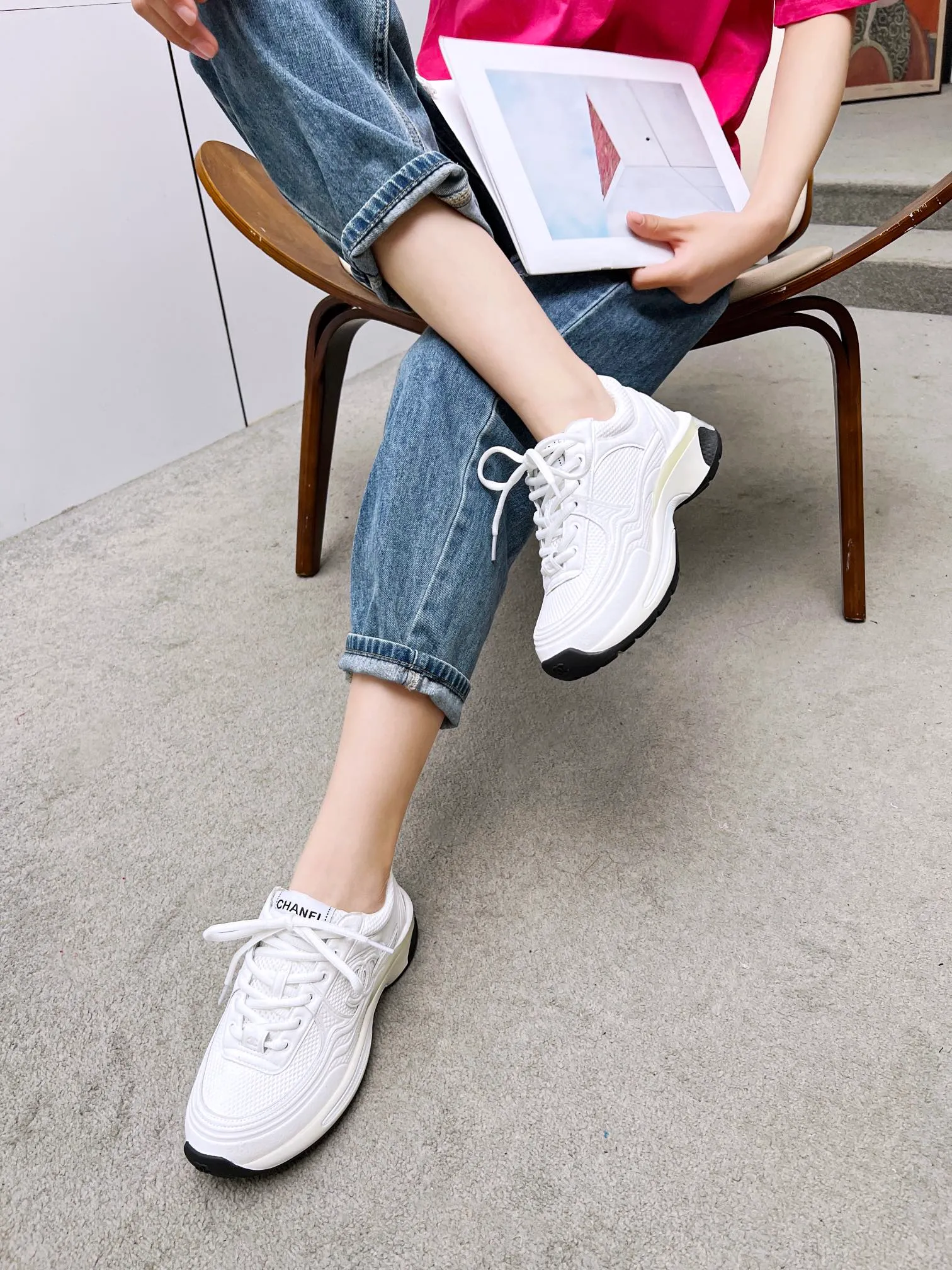 👟👟Ex-factory price 640👟👟 chanel Chanel 2024 early spring vacation series latest casual sports shoes silver white, gold white, silver gray, black and red! Incomparably beautiful and easy to wear, very light, the lining is also super soft, super comfortable, the upper is breathable, the color is high-end and durable, versatile. Upper: cowhide and cloth stitching. Inner: breathable mesh. Original foam combination outsole. Size: 35-40.